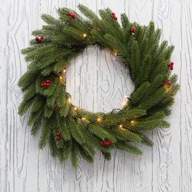 Фотография товара 'Neon-night Еловый венок с ягодами и гирляндой ? 45 см 307-150'